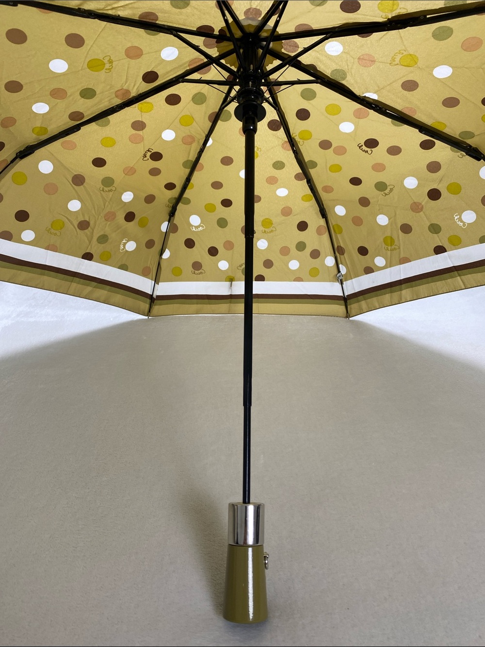 Coach Script Polka Dot Retractable Umbrella | Khaki Olive Multicolor - Picture 7 of 15